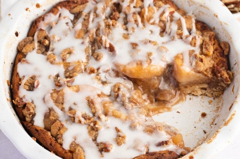 Cinnamon Roll Dutch Apple Pie (Easy Recipe)